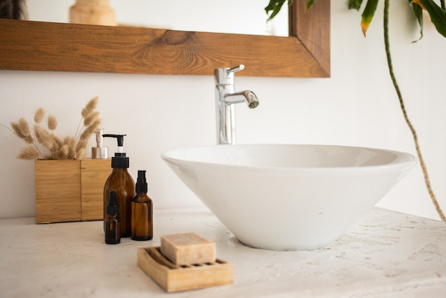 modern-clean-white-and-beige-bathroom