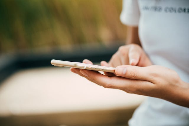 Person holding a cellphone in their hand