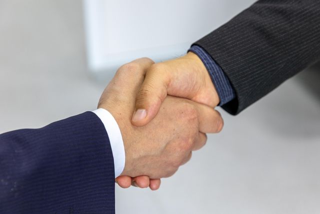 business-shaking-hands